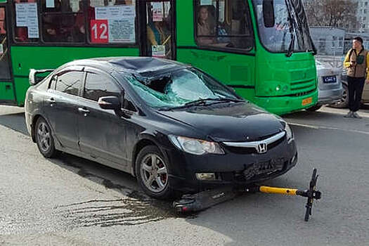 Водитель на высокой скорости сбил самокатчика в Екатеринбурге