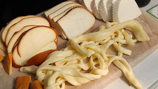 Врач рассказала о первых признаках кишечной палочки в сыре