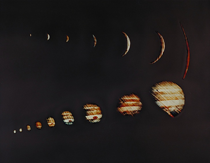 4 декабря 1973 года космический аппарат NASA Pioneer 10 передал несколько сот первых снимков Юпитера невысокого разрешения