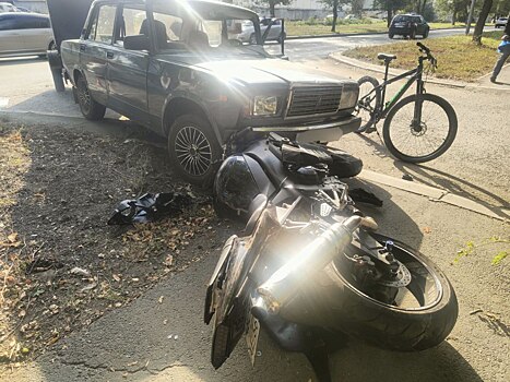 В Оренбурге столкнулись ВАЗ и мотоцикл, есть пострадавший