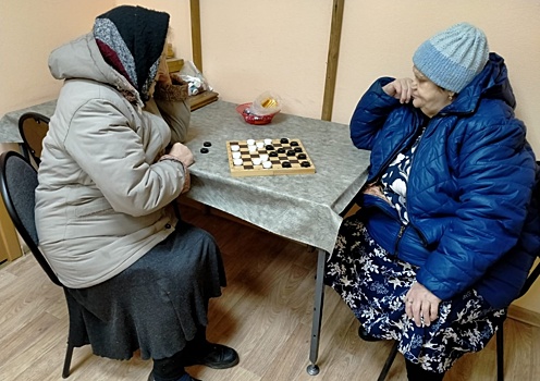 Занятие по шашкам и шахматам провели для горожан старшего возраста в Роговском