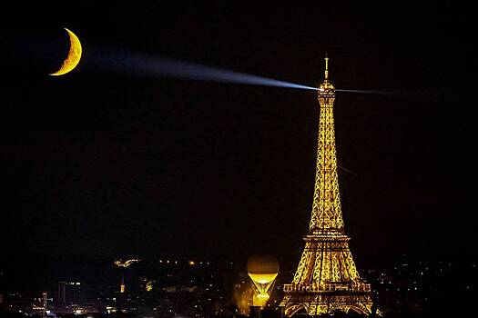 Неизвестный мужчина незаметно остался на ночь на Эйфелевой башне