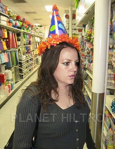 Бритни Спирс в обычном кардигане потерялась в обычном супермаркете.