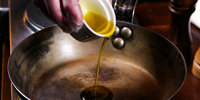 Из сковородки – в мотор: челябинские ученые создали машинное масло из фритюрного