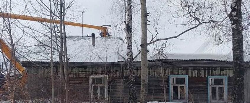 Из-за скопившегося на крыше снега обрушилась часть дома в Глазове