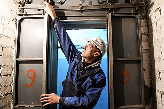 Жители дома в&nbsp;Москве пожаловались на&nbsp;страшный трясущийся лифт