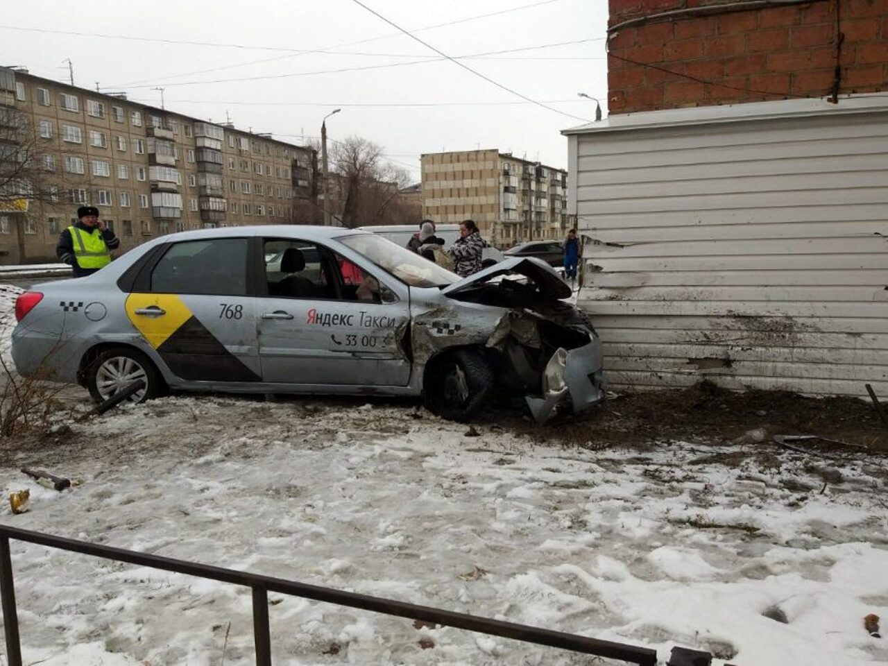 В Челябинске водитель такси взрезался в пятиэтажный дом - Рамблер/авто