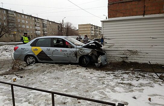 В Челябинске водитель такси взрезался в пятиэтажный дом