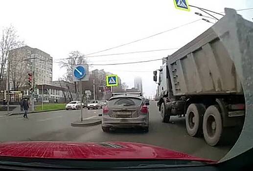 Сбитая самосвалом россиянка встала после аварии и пошла