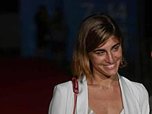 «Обещаю больше радовать»: Нино Нинидзе в купальнике поплескалась в бассейне, засветив грудь