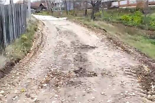 В чувашской деревне строители отремонтировали дорогу, присыпав часть ее щебнем, а часть - песком