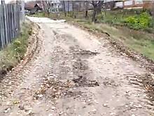 В чувашской деревне строители отремонтировали дорогу, присыпав часть ее щебнем, а часть - песком