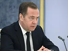 Медведев назвал непродуктивной идею писать письма Макрону и Стармеру
