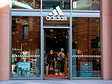 Bloomberg: гендиректор Adidas извинился за рекламу кроссовок с Беллой Хадид