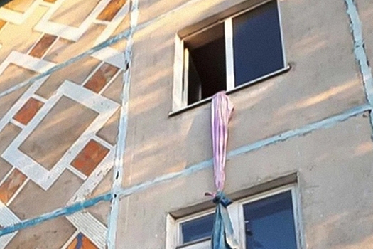 Болельщик повис на простынях за окном москвички