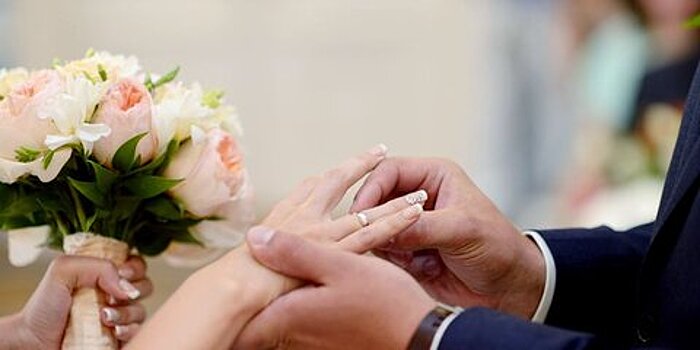 Более 800 столичных пар поженились с 20 по 22 февраля
