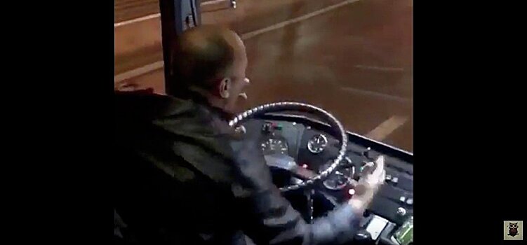 Водитель автобуса бросил руль и пустился в пляс — видео