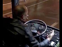 Водитель автобуса бросил руль и пустился в пляс — видео