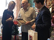 В день своего 90-летия ветеран ВОВ получил поздравления от депутата Мосгордумы и единороссов