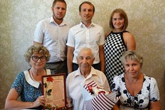 Депутат городского Совета Александр Попов поздравил ветерана ВОВ