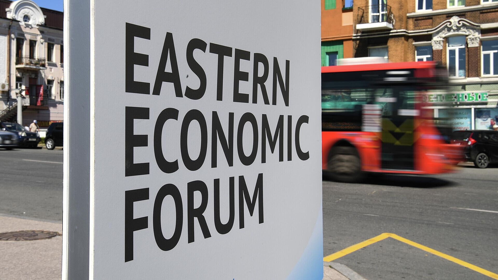 Песков заявил, что тайфун "Хинамнор" не помешает работе Путина на ВЭФ