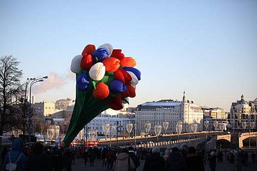 Москвичкам подарили аэростат в виде букета цветов