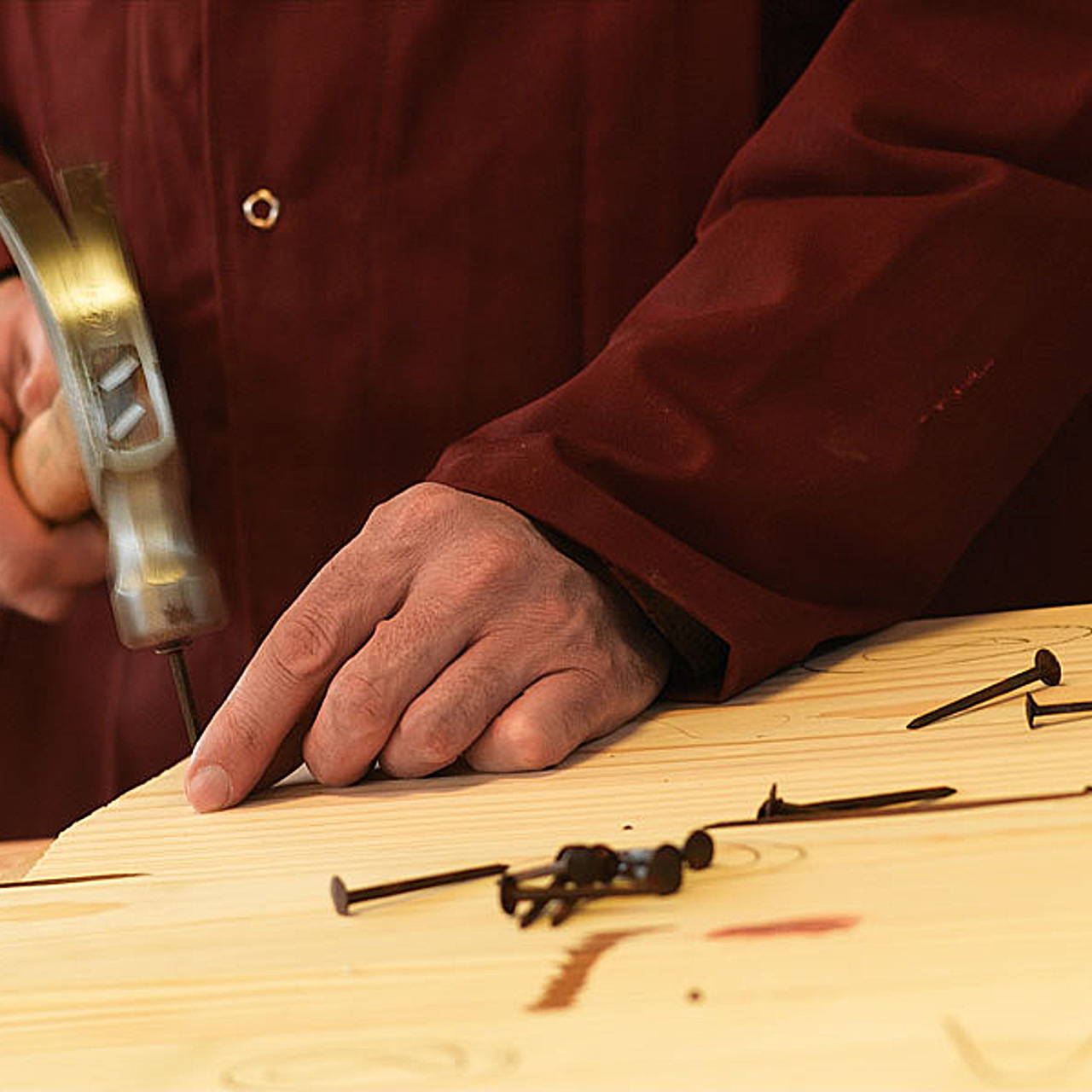 Молоток и гвозди. Кинула гвоздями. Если в твоей жизни что не клеится брось клей и переходи на гвозди. Вбитый гвоздь. Метательные гвозди.
