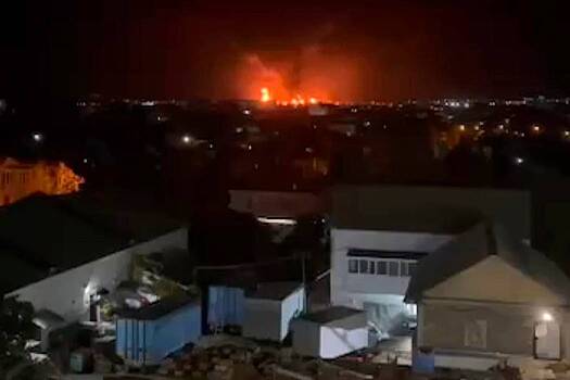 «Разгорается все сильнее». На нефтебазе в Крыму произошел мощный пожар. В Феодосии идет эвакуация жителей