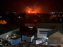 «Разгорается все сильнее». На нефтебазе в Крыму произошел мощный пожар. В Феодосии идет эвакуация жителей