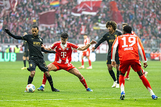 Футболисты "Аугсбурга" нанесли первое поражение "Баварии" в чемпионате Германии