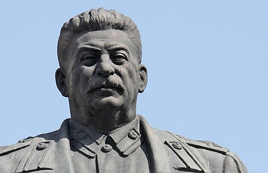 Коммунисты попросили установить памятник Сталину в сквере Ленина