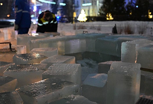 В центре Омска начали возводить ледяной Рождественский вертеп