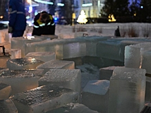 В центре Омска начали возводить ледяной Рождественский вертеп