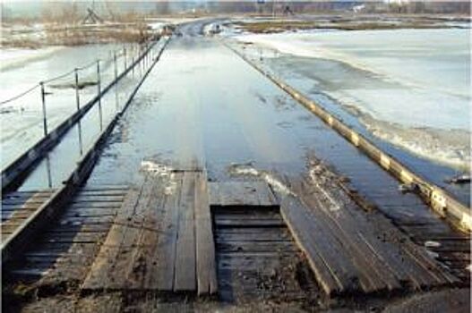 Из-за паводка на реке Оскол мост в Белгородской области ушел под воду