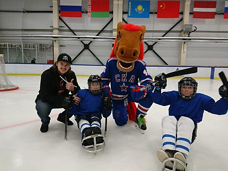 Нападающий СКА Виктор Тихонов посетил тренировку детской следж-хоккейной команды