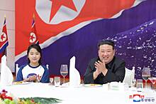 Дочь Ким Чен Ына и ученые отметили запуск спутника-шпиона в одинаковых футболках