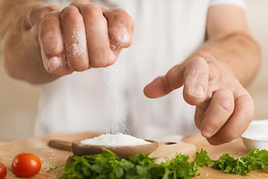 Эндокринолог напомнила о вреде досаливания пищи для почек