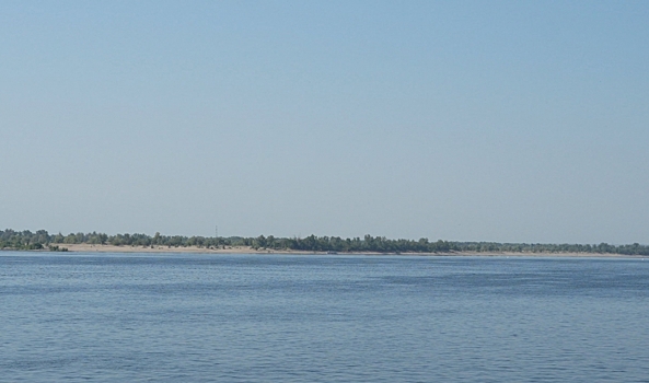 Сухогрузу, севшему на мель в Волгоградской области, направился на помощь буксир