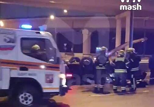 В Москве иномарка слетела с эстакады и рухнула на машины внизу