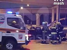 В Москве иномарка слетела с эстакады и рухнула на машины внизу