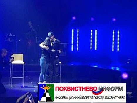 Егор Крид обнял школьницу на концерте в Воронеже