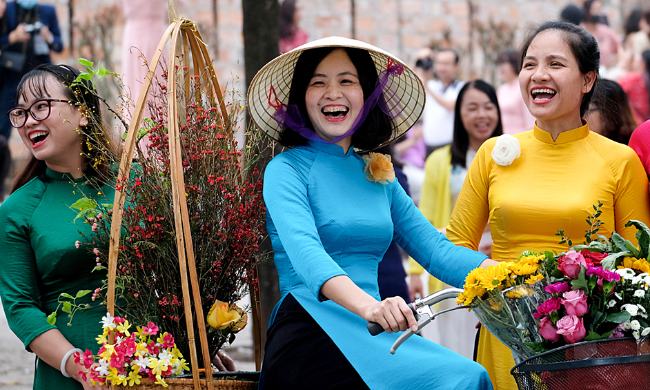 Вьетнамские женщины в традиционных нарядах, 8 марта 2021 года