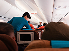 Стюардесса раскрыла опасность употребления томатного сока в самолете