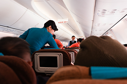 Стюардесса раскрыла опасность употребления томатного сока в самолете