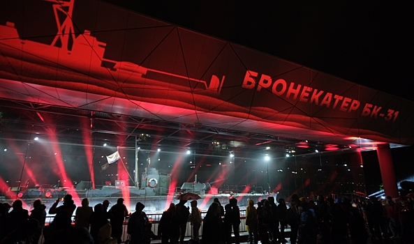 Волгоградцы и гости города увидели световую инсталляцию у «Бронекатера БК-31»