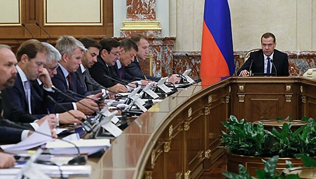 РФ пора "слезть с иглы" импортных селекционных материалов, заявил Медведев