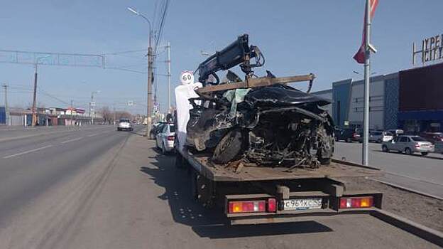 Курганские ГАИшники выставили на дорогу автомобиль после смертельного ДТП и манекены «смерти»