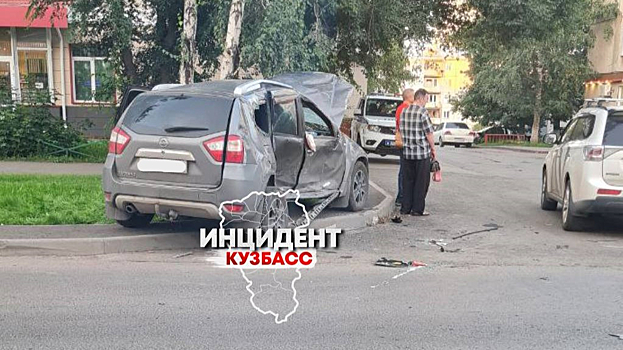 Автомобиль превратился в груду металла в результате ДТП на кемеровском перекрестке