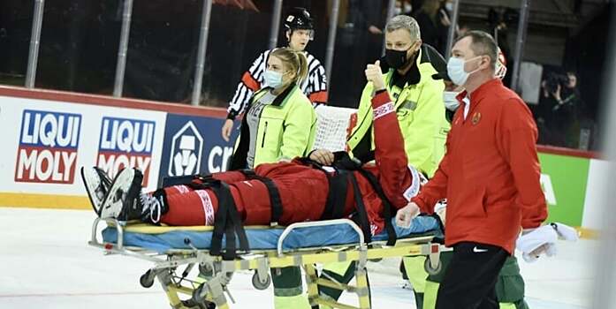 Лисовец получил травму в матче против Швеции. Его увезли со льда на носилках