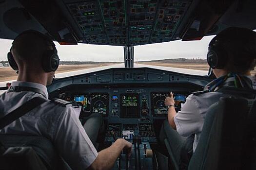 «Чудовищные переработки»: пилот российского авиаперевозчика рассказал о «прелестях» перелета